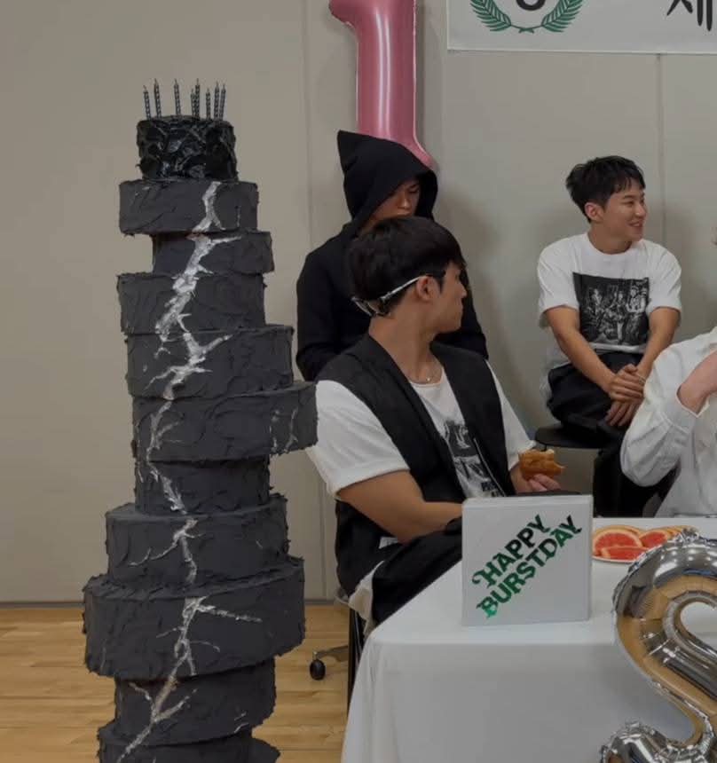 minikiyaaa's tweet photo. sobrang haba naman ng cake niyo baks😭

#SEVENTEEN #SVT_10th_Anniversary https://t.co/jcNgFI1RNb