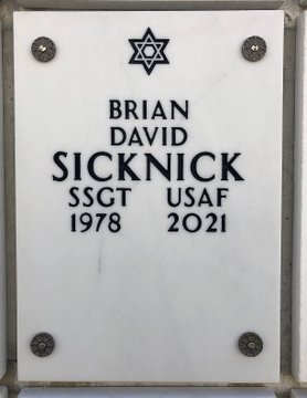 Franepiers's tweet photo. Officer Brian Sicknick - killed by Trump’s angry mob - is interred at Arlington National Cemetery.  RETWEET to honor Officer Sicknick! 🇺🇸 https://t.co/kbfebUdMcr