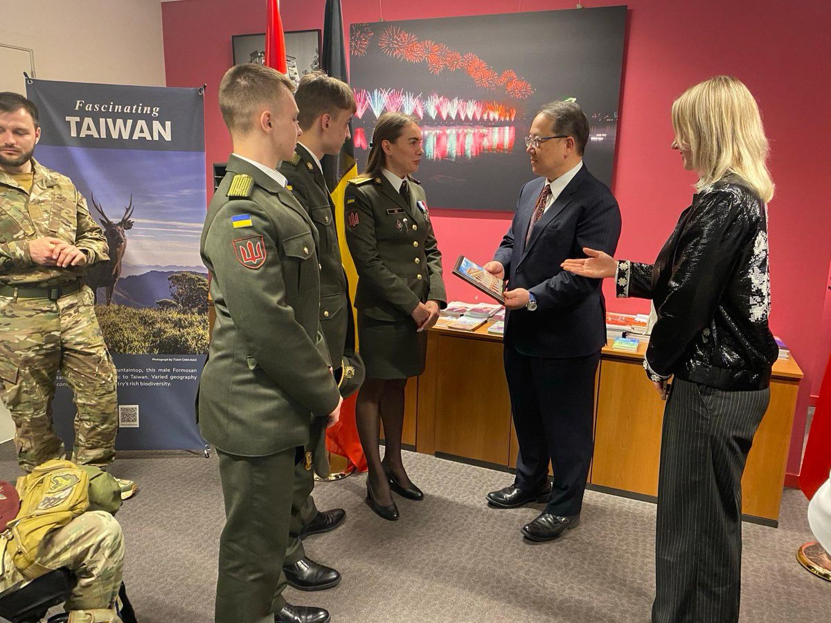 PromoteUkraine's tweet image. 🇺🇦 Veterans &amp;amp; cadets visited @TaiwanEU 

Thank you for the possibility to exchange views on common challenges! We appreciate Taiwan’s support for Ukraine! Let’s defend democracy together! 

@MOFA_Taiwan @Taiwan_Today 

#StandWithUkraine #SupportTaiwan