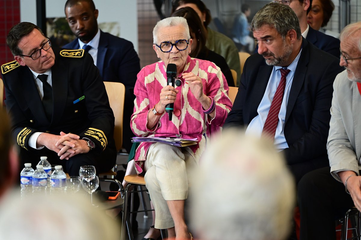#VisiteOfficielle | Dans la salle des fêtes de Salles de Barbezieux, un moment fort de  démocratie locale s’est déroulé hier après-midi : le grand débat sur le  thème « Logement et ruralité », dans le cadre de la Caravane des  ruralités.

La <a href="/caravane_rural_/">Caravane des Ruralités</a>  vise à donner une
