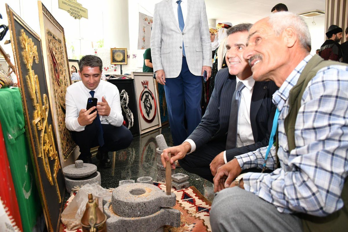 Siverek Halk Eğitimi Merkezi (@siverekhalk) on Twitter photo Taş oymacılığı alanında usta öğreticimiz Mahmut Saleniş’e İl Milli Eğitim Müdürümüz Sn. Asım SULTANOĞLU tarafından Teşekkür Belgesi verildi 📃🌟
<a href="/tcmeb/">Millî Eğitim Bakanlığı</a> <a href="/ibrahimbaykan63/">İbrahim Baykan</a> <a href="/mebhbogm/">MEB Hayat Boyu Öğrenme Genel Müdürlüğü</a> <a href="/ASultanoglu63/">Asım SULTANOĞLU</a> <a href="/nilgunmujdeci/">Nilgün MÜJDECİ</a> <a href="/hasansildak/">Hasan ŞILDAK</a> <a href="/n_kapanoglu/">n_kapanoglu</a> <a href="/siverekmem63/">Siverek İlçe MEM</a> <a href="/sanliurfammem63/">Şanlıurfa İl Milli Eğitim Müdürlüğü</a> Taş oymacılığı alanında usta öğreticimiz Mahmut Saleniş’e İl Milli Eğitim Müdürümüz Sn. Asım SULTANOĞLU tarafından Teşekkür Belgesi verildi 📃🌟
<a href="/tcmeb/">Millî Eğitim Bakanlığı</a> <a href="/ibrahimbaykan63/">İbrahim Baykan</a> <a href="/mebhbogm/">MEB Hayat Boyu Öğrenme Genel Müdürlüğü</a> <a href="/ASultanoglu63/">Asım SULTANOĞLU</a> <a href="/nilgunmujdeci/">Nilgün MÜJDECİ</a> <a href="/hasansildak/">Hasan ŞILDAK</a> <a href="/n_kapanoglu/">n_kapanoglu</a> <a href="/siverekmem63/">Siverek İlçe MEM</a> <a href="/sanliurfammem63/">Şanlıurfa İl Milli Eğitim Müdürlüğü</a>