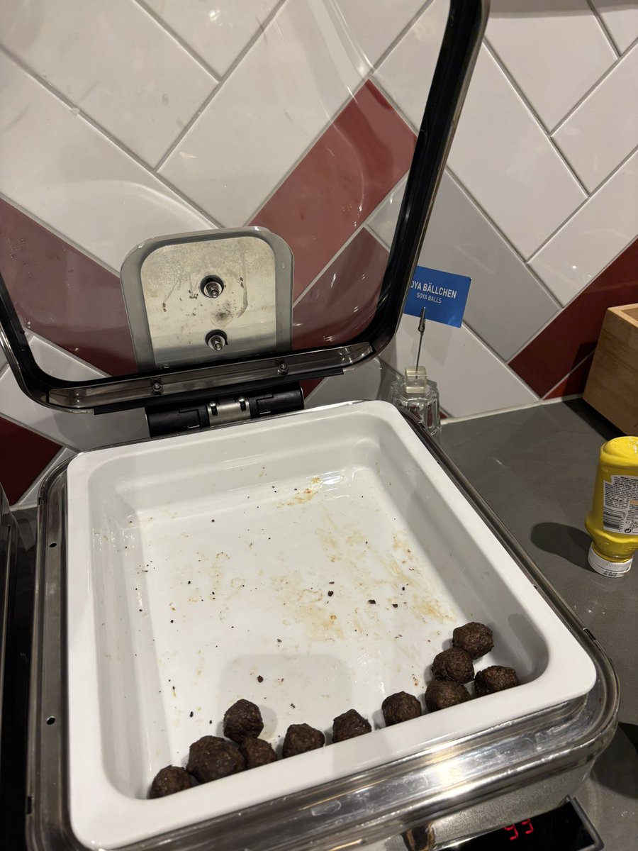 InspectorBasti's tweet photo. @HamptonByHilton Empty Breakfast Bar, nothing is being replenished. I was being shouted at by the male breakfast manager for taking pictures of empty trays, lady colleague joined in. This is unacceptable behaviour! No hotel manager on duty.
#HamtponByHiltonFrankfurtCityCentreEast https://t.co/UtKwzVX1sK