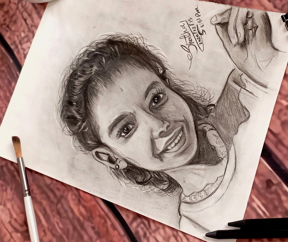 BahShatha10203's tweet photo. My heart again...😘♥️✨
💣 لأول مرة بورتريه بالفحم... 💣
#_Shathabah_Art...🎨🖌️
#_New_portrait ...✨
#Coal_On_Canson..🖌️ https://t.co/aghiCMasrI