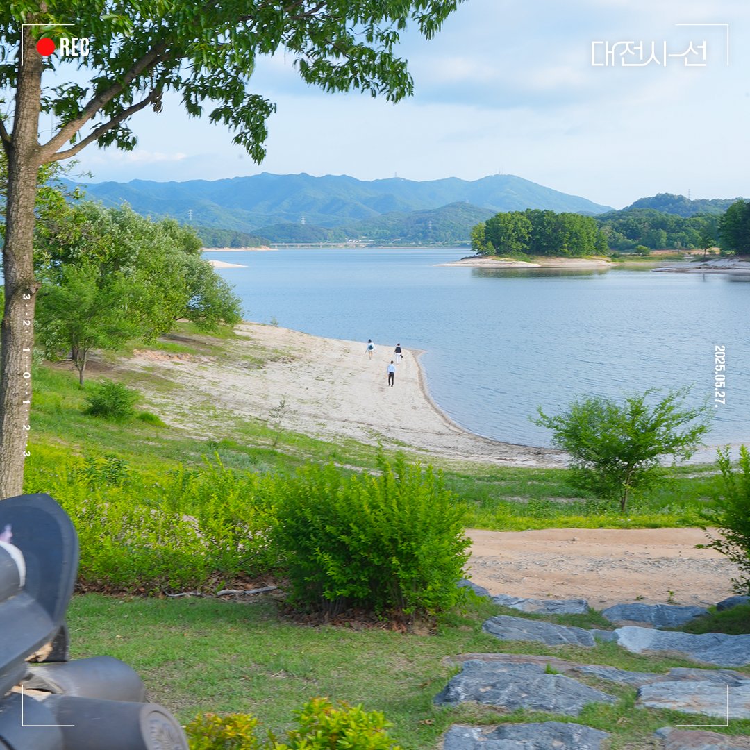📣대전시-선으로 바라본 명상정원

대전에도 이런 숨은 보석 같은 곳이 있다는 사실, 알고 계셨나요?
푸른 대청호 오백리길을 따라 걷다 보면
그림처럼 펼쳐지는 ‘명상정원’을 만날 수 있어요.

복잡한 일상에 지칠 때,
잠시 들러 자연에 안겨보는 건 어떠세요?
