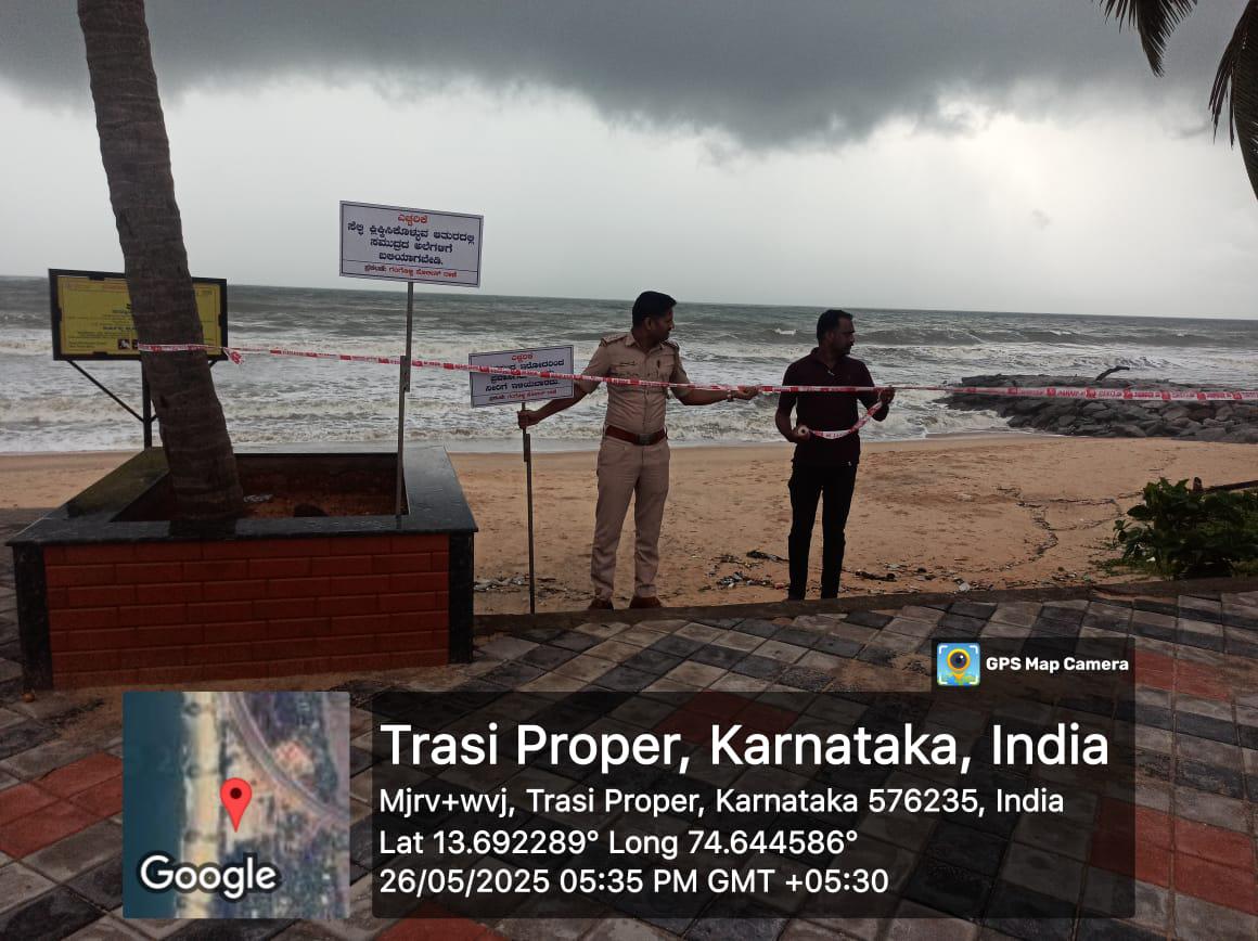 SP Udupi (@policeudupi) on Twitter photo ಗಂಗೊಳ್ಳಿ ಪೊಲೀಸ್ ಠಾಣಾ ವ್ಯಾಪ್ತಿಯ ತ್ರಾಸಿ -ಮರವಂತೆ ಬೀಚ್ ನಲ್ಲಿ ಮಳೆಗಾಲದಲ್ಲಿ ಸಮುದ್ರದ ಅಲೆಗಳು ಹೆಚ್ಚಾಗಿರುವದರಿಂದ ಅಪಘಾತಗಳನ್ನು ತಡೆಗಟ್ಟುವ ನಿಟ್ಟಿನಲ್ಲಿ ಸಾರ್ವಜನಿಕರು ಸಮುದ್ರಕ್ಕೆ ಇಳಿಯದಂತೆ ಸೂಚನಾ ಫಲಕ ಹಾಗೂ ಕಾಷನ್ ಟೇಪ್ ಗಳನ್ನು ಅಳವಡಿಸಲಾಗಿರುತ್ತದೆ. <a href="/DgpKarnataka/">DGP KARNATAKA</a> <a href="/Rangepol_WR/">Western Range of Karnataka State Police, Mangaluru</a> <a href="/KarnatakaCops/">ಕರ್ನಾಟಕ ರಾಜ್ಯ ಪೊಲೀಸ್ Karnataka State Police</a> ಗಂಗೊಳ್ಳಿ ಪೊಲೀಸ್ ಠಾಣಾ ವ್ಯಾಪ್ತಿಯ ತ್ರಾಸಿ -ಮರವಂತೆ ಬೀಚ್ ನಲ್ಲಿ ಮಳೆಗಾಲದಲ್ಲಿ ಸಮುದ್ರದ ಅಲೆಗಳು ಹೆಚ್ಚಾಗಿರುವದರಿಂದ ಅಪಘಾತಗಳನ್ನು ತಡೆಗಟ್ಟುವ ನಿಟ್ಟಿನಲ್ಲಿ ಸಾರ್ವಜನಿಕರು ಸಮುದ್ರಕ್ಕೆ ಇಳಿಯದಂತೆ ಸೂಚನಾ ಫಲಕ ಹಾಗೂ ಕಾಷನ್ ಟೇಪ್ ಗಳನ್ನು ಅಳವಡಿಸಲಾಗಿರುತ್ತದೆ. <a href="/DgpKarnataka/">DGP KARNATAKA</a> <a href="/Rangepol_WR/">Western Range of Karnataka State Police, Mangaluru</a> <a href="/KarnatakaCops/">ಕರ್ನಾಟಕ ರಾಜ್ಯ ಪೊಲೀಸ್ Karnataka State Police</a>