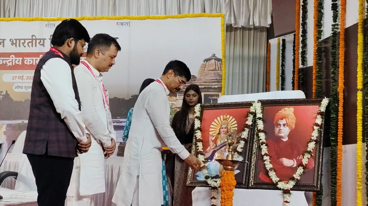 abvpbraj's tweet photo. रायपुर, छत्तीसगढ़ में आयोजित हो रही अभाविप की राष्ट्रीय कार्यकारी परिषद बैठक से पूर्व आयोजित 'केंद्रीय कार्यसमिति बैठक' का शुभारंभ राष्ट्रीय अध्यक्ष प्रो. @DrRajSharan, राष्ट्रीय महामंत्री @DrVirendraSS एवं राष्ट्रीय संगठन मंत्री श्री @AshishSainram ने दीप प्रज्ज्वलित कर किया। 

#ABVPNECRaipur