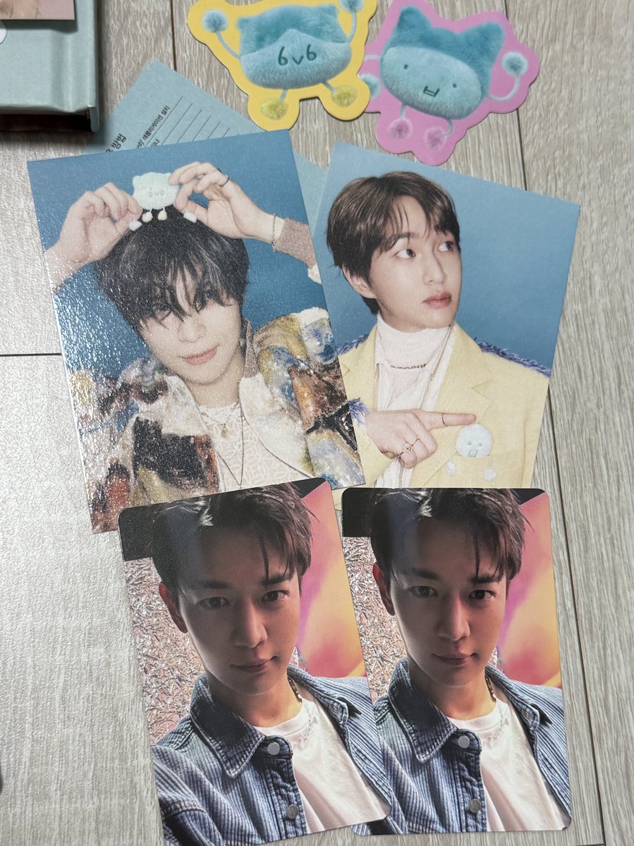 하나는 콘서트 때 사고 하나는 온라인으로 산 건데 포카가 중복이라니🥹