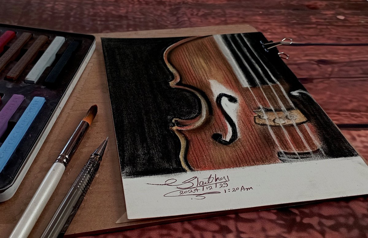 BahShatha10203's tweet photo. Violin 🎻... My favourite instrument ..✨💛 

#_Shathabah_Art...🎨🖌️
#_New_Sketch...✨
#_Hard_Pastel_On_Canves..🖌️ https://t.co/XFjiJ5oHP0