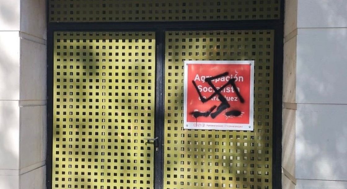 Los discursos de odio tienen consecuencias. 

Vuelven a vandalizar una de nuestras sedes. Esta vez en Alpedrete: pintadas nazis, insultos homófobos. 

Hace poco fue en Aranjuez. Y los gobiernos del PP en ambos municipios, en silencio, sin condenar. 

Más de 150 sedes atacadas