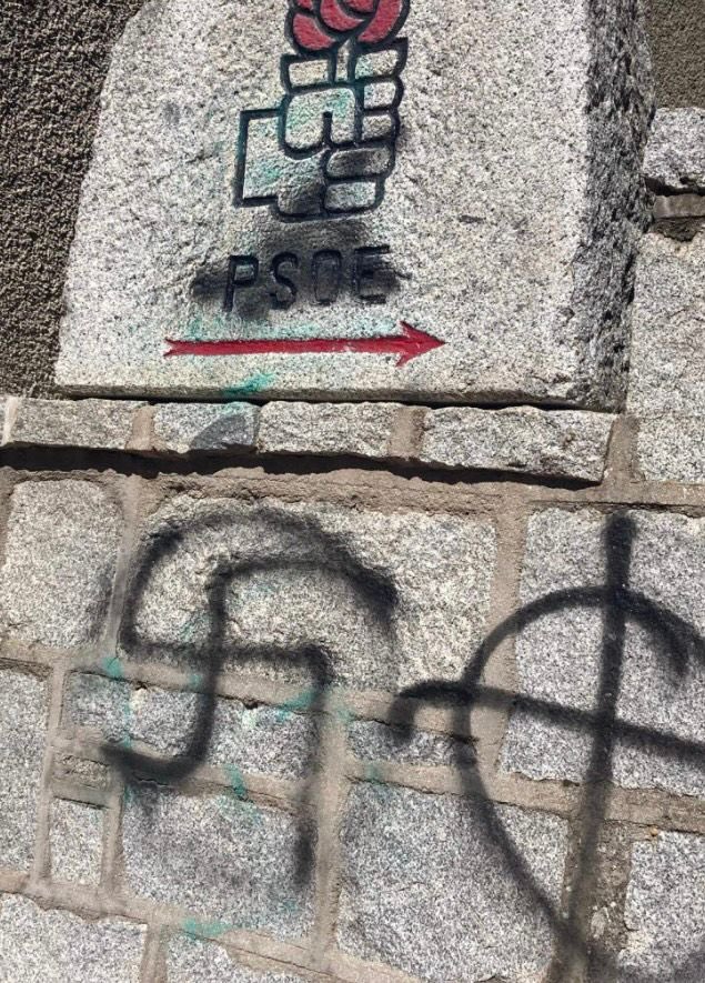 psoe_m's tweet photo. Los discursos de odio tienen consecuencias. 

Vuelven a vandalizar una de nuestras sedes. Esta vez en Alpedrete: pintadas nazis, insultos homófobos. 

Hace poco fue en Aranjuez. Y los gobiernos del PP en ambos municipios, en silencio, sin condenar. 

Más de 150 sedes atacadas desde 2023. 

Todo nuestro apoyo a los compañeros.