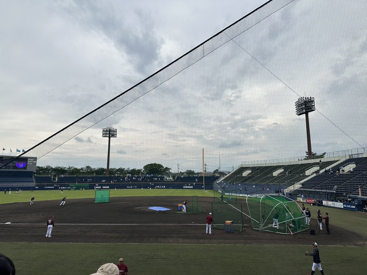 久しぶりのプロ野球！！
地方のため前日の夜中に急遽取ったけどもバックネット裏でめっちゃ近いところ取れた