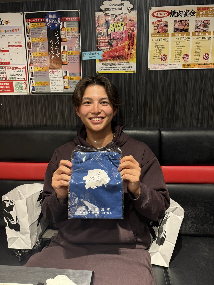 これにサインもらうの流行ってます。
近々ツイートキャンペーンやります。
球場で巾着ツイート流行らせます。
#武蔵國珈琲 #巾着 
#seibulions #イケメン #金子功児 #L130