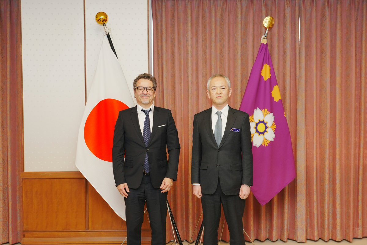 5月9日、小野功雄総括官はレジス・サビオ赤十字国際委員会（ICRC）アジア大洋州地域局長による表敬を受けました。
両者はこれまでの協力関係について謝意を述べるとともに、国際人道法 #IHL の遵守に向けた更なる信頼関係強化について合意しました。

詳細は統合幕僚監部HPをご覧下さい。