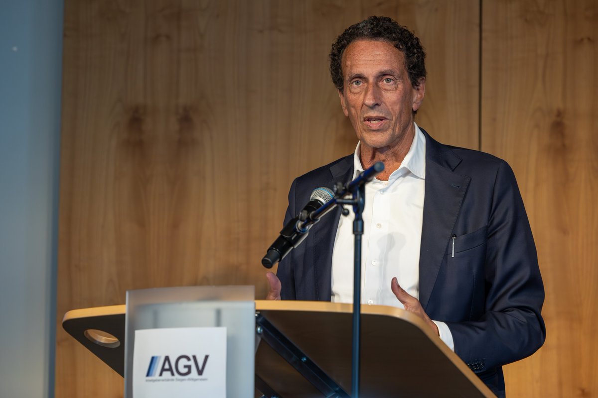 agvsiegen's tweet photo. Philosoph Prof. Dr. Julian Nida-Rümelin war zu Gast in #Siegen und betonte in seinem #Vortrag zum Thema „Freiheit und Verantwortung in Politik und Wirtschaft“ die zentrale Bedeutung von #Verantwortung als Grundpfeiler einer funktionierenden Gesellschaft.
https://t.co/BYqO0byhwq https://t.co/UNkyISnnjD