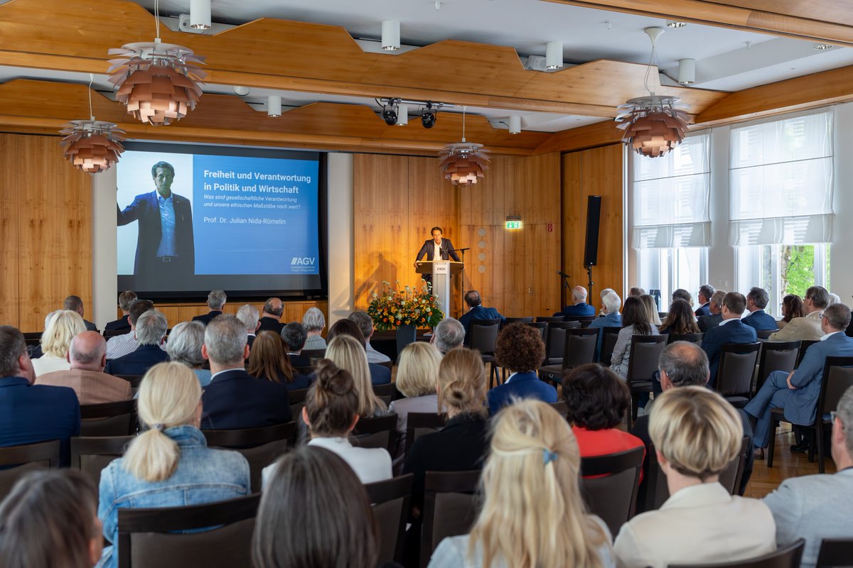 agvsiegen's tweet photo. Philosoph Prof. Dr. Julian Nida-Rümelin war zu Gast in #Siegen und betonte in seinem #Vortrag zum Thema „Freiheit und Verantwortung in Politik und Wirtschaft“ die zentrale Bedeutung von #Verantwortung als Grundpfeiler einer funktionierenden Gesellschaft.
https://t.co/BYqO0byhwq https://t.co/UNkyISnnjD