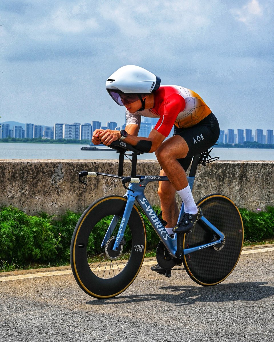 montonsport's tweet photo. VALORE | AeroFlusso Speedsuit
Precision through every phase.
Aero-tuned panelling, targeted compression, and a second-skin fit engineered for the ride ahead.
Where form finds flow.
Where silence becomes speed.
#ValoreMonton
#RideWithValore https://t.co/rpxNXGXlua