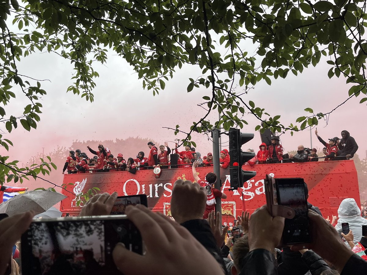 Fluffy_mbiba's tweet photo. PARADE INSIDE MY CITY YEAH! 🎉🥂🍾#LFCParade #YNWA https://t.co/mlwmoQyHkb