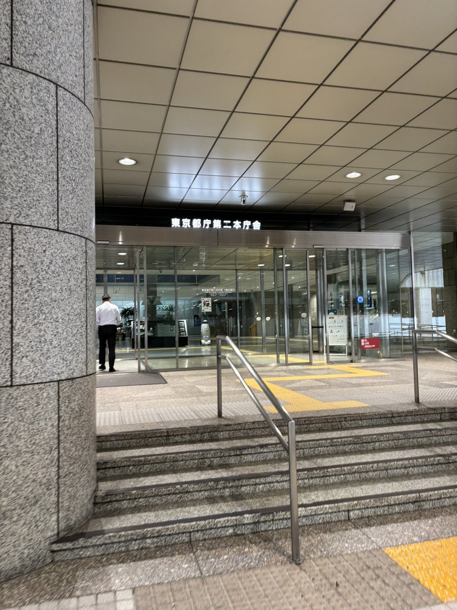 1ryak's tweet photo. お疲れ様です。
今日もパワースポットに来てます🐛 https://t.co/Gvh72XREzC