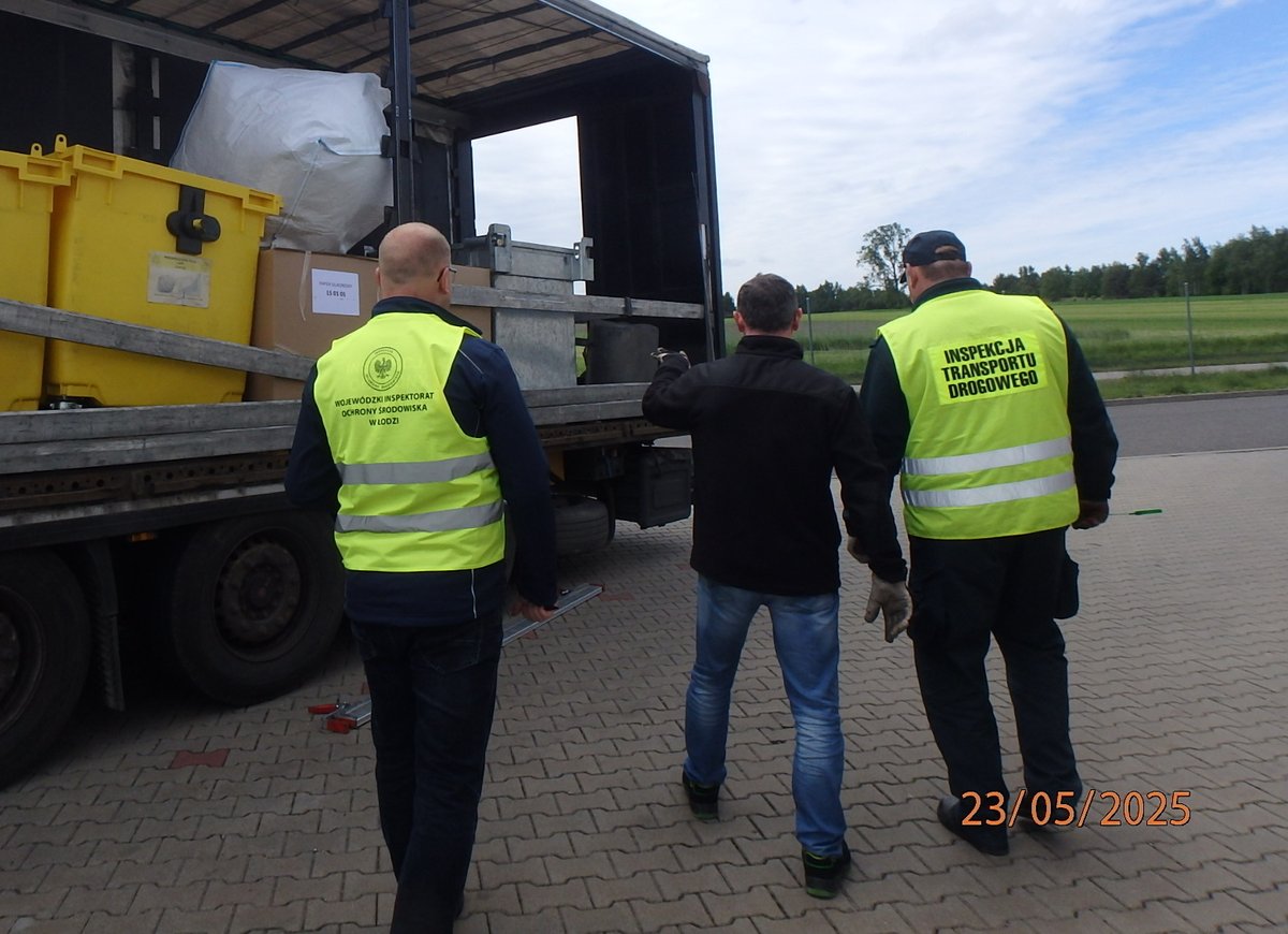 WIOS_Lodz's tweet photo. 📌Akcja Nielegalne Odpady 21-23 maja  2025 r. @WIOS_Lod  i @KAS_Lodz_
 oraz  Inspekcja Transportu Drogowego 
* Liczba kontroli - 33 🚛
* Liczba kontroli transportów odpadów -  6🔍
* Nieprawidłowości 0 ☑️
#chronimysrodowisko 🌿 https://t.co/sHYWw8RcUF