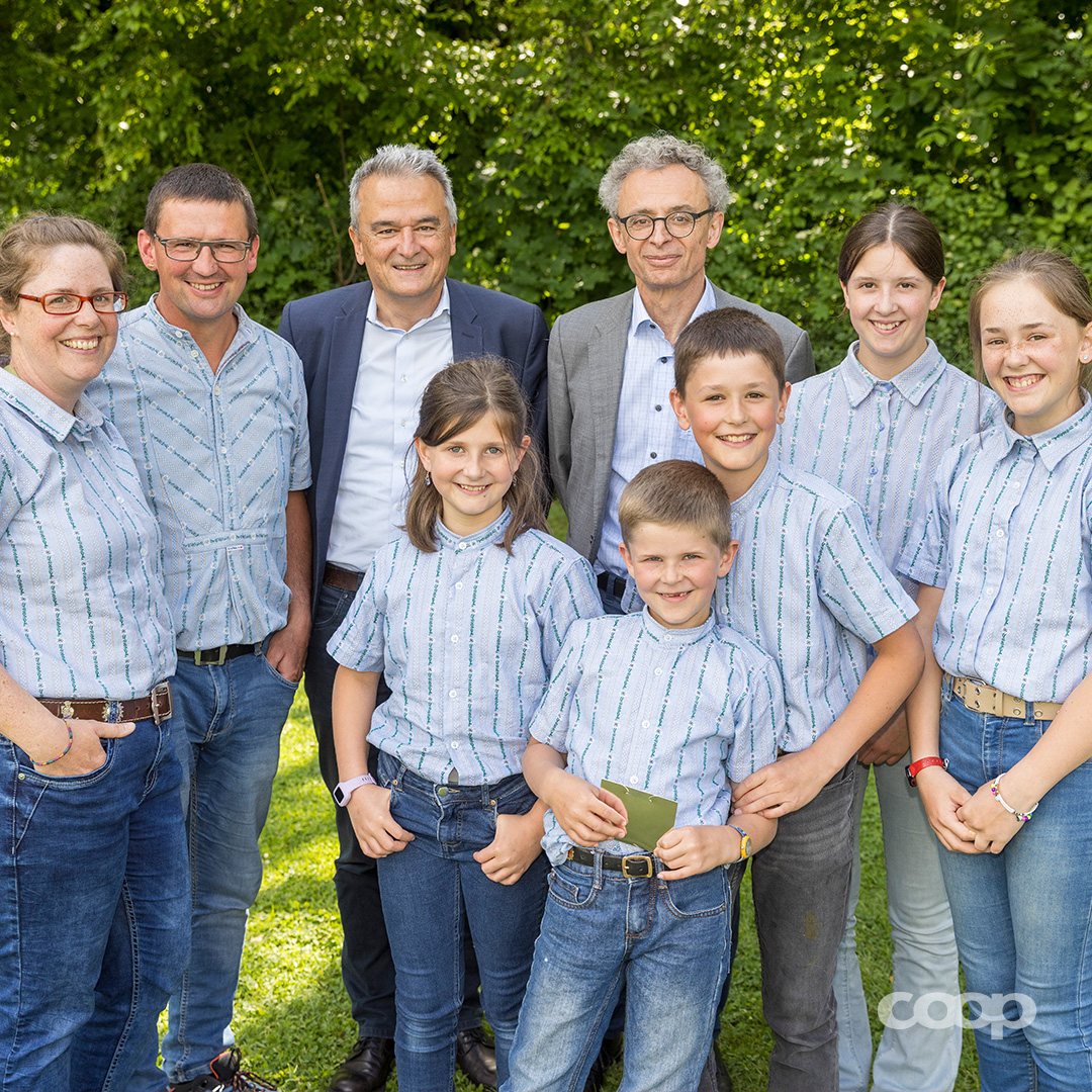 coop_ch (@coop_ch) on Twitter photo Die Coop Patenschaft für Berggebiete förderte im vergangenen Jahr 238 landwirtschaftliche Projekte. Mit 10,3 Millionen Franken wurden 1 667 Personen unterstützt. An der GV wurden Rebecca Inglin und Lorenz Wyss neu in den Verwaltungsrat gewählt. ➡ cooppatenschaft.ch/bericht #CoopCH Die Coop Patenschaft für Berggebiete förderte im vergangenen Jahr 238 landwirtschaftliche Projekte. Mit 10,3 Millionen Franken wurden 1 667 Personen unterstützt. An der GV wurden Rebecca Inglin und Lorenz Wyss neu in den Verwaltungsrat gewählt. ➡ cooppatenschaft.ch/bericht #CoopCH