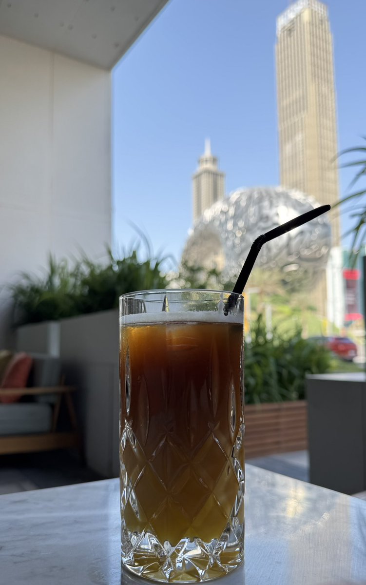 Наступают теплые летние денечки!
Ловите рецепт моего любимого летнего утреннего коктейля:
В высокий бокал наливаем половину любого апельсинового сока (я люблю послаще), лед и сверху аккуратно наливаем горячий американо. Сладко-кислый апельсин и горьковато-кислый кофе сочетаются!