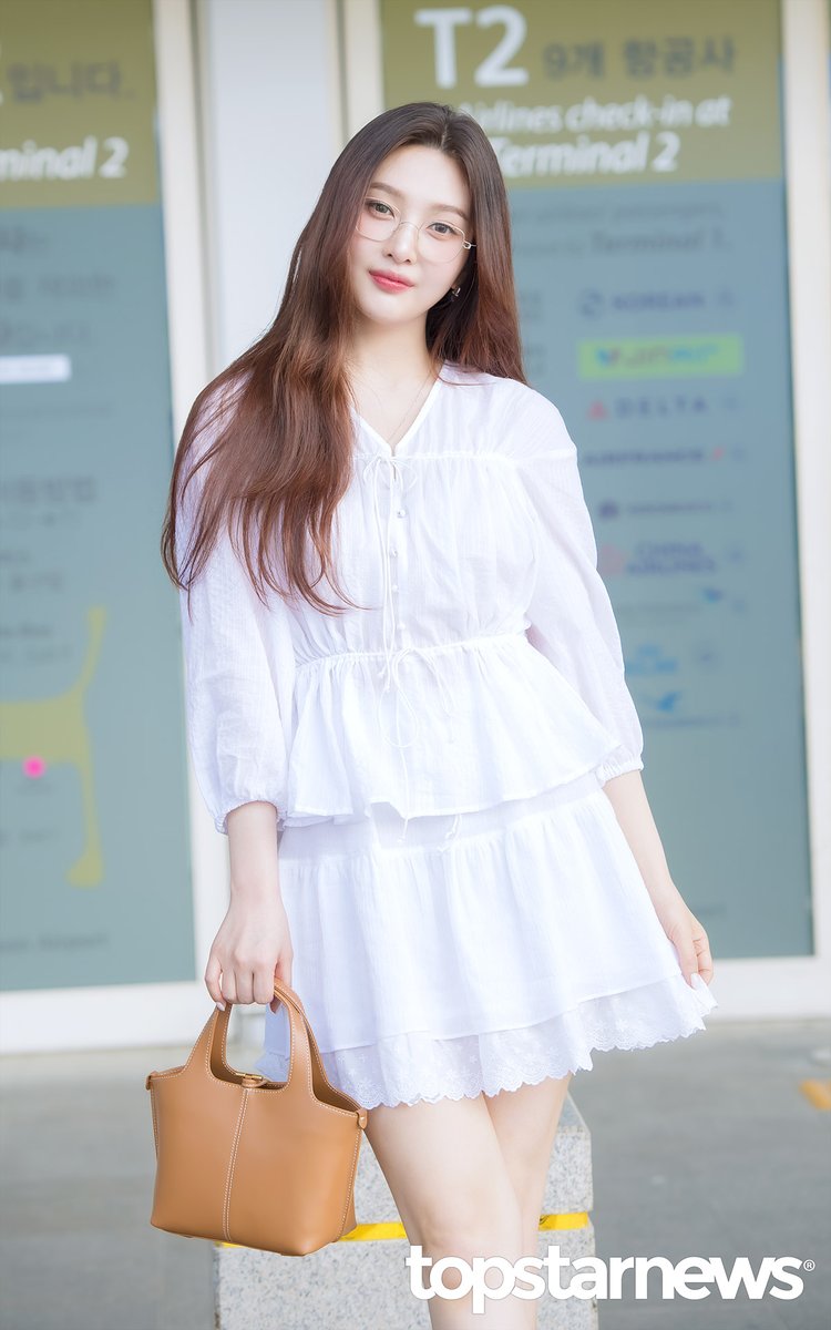 TSN_PHOTO's tweet photo. 레드벨벳 조이, ‘안경 조이 청순 비��얼’ (인천공항 출국) [HD포토] #조이 #JOY #레드벨벳 #RedVelvet #인천공항 #출국 #입국 #프리뷰 https://t.co/6lIYAyWbLX <- Original Photo https://t.co/s3Bwh2Itr2