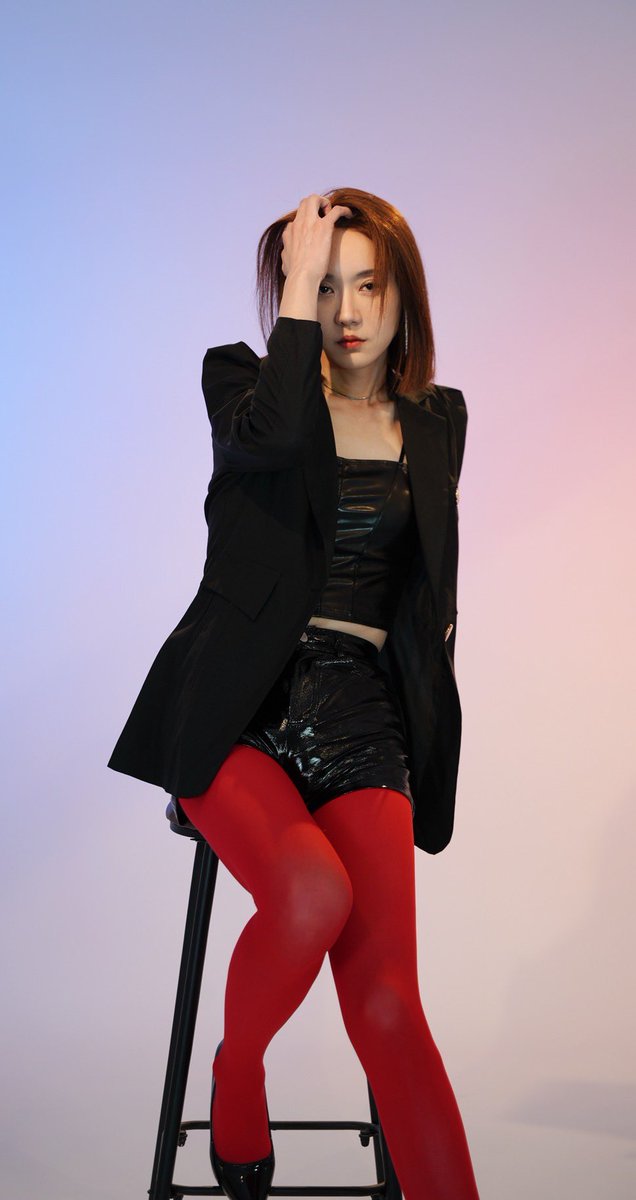 本想蒙着被子大哭一场，
结果蒙着被子睡着了。。

 #mtf #shemale #TS #跨性别 #ladyboy

📷：<a href="/SpaceLongArt/">Space Long</a>