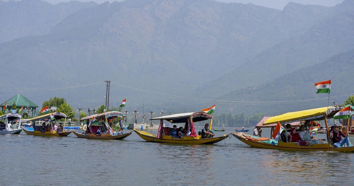afrahshah1's tweet photo. The #KashmirTourism industry has launched a four-day high-profile event, the '#FameTour', starting today. A major highlight of this event is that #tourism stakeholders have announced a 50% discount on packages to encourage visitors to #VisitKashmir.
@ROUBLENAGI @rainarajesh https://t.co/TteNxyICEj