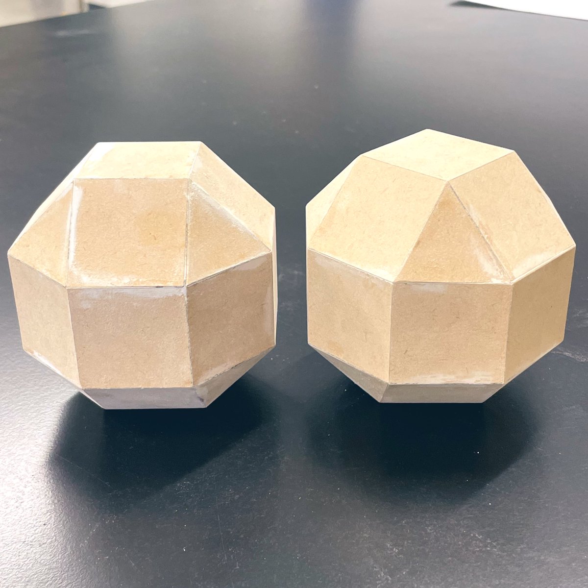 onomahedron's tweet image. 一つは斜方立方八面体で
もう一つはミラーの立体でした

#多面体
#Polyhedron 
#博物ふぇすてぃばる 
#数学美術館
#Artxcafe