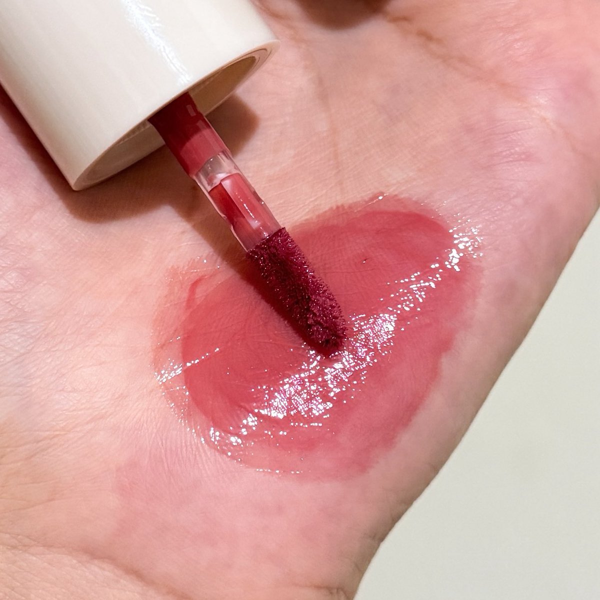 warm pink liptint...... cakep yah?!😭🩷🩷

liptint Korea tuh emg lah... formula nyaman, shade dan glossynya cakep bgt bikin look auto fresh!