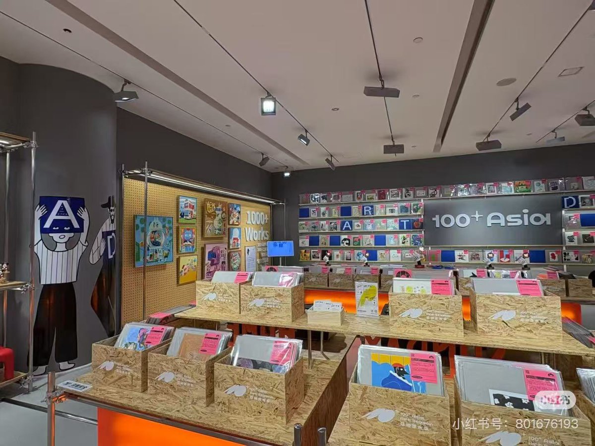 ArtgumiDAO's tweet image. Happy to welcome new friend Eric Zhu, founder of Shenzhen Fringe Festival and 100+ Art Fair to ArtGumi. Eric has just opened a new art shop in IFS mall in Changsha✨ We are looking forward to our future collaboration ✨✨✨