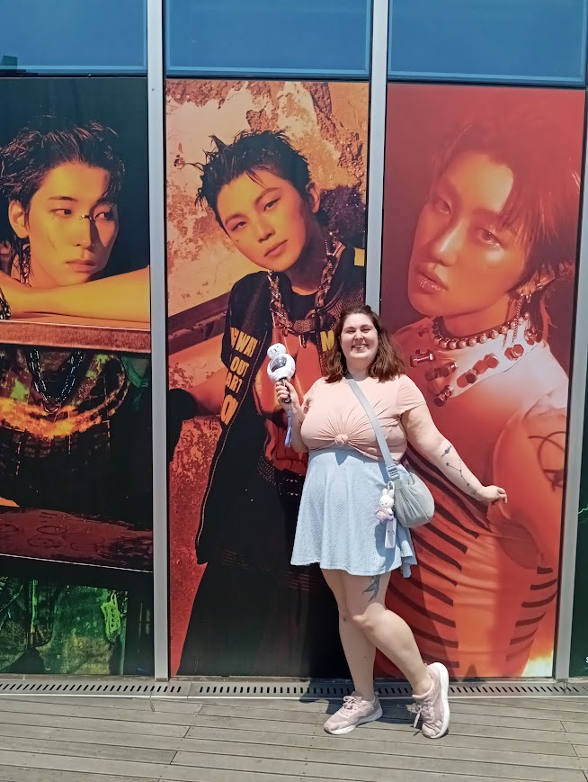 sullialice's tweet photo. anyways i had such a fun time at the burstday stage celebrating seventeen's 10th anniversary (i started out at one of the livestream screens but got frustrated that the sound was quiet and delayed so i RAN to the bridge to hear the show from run to you/rock with you onwards) https://t.co/6RQ6DXBNPi