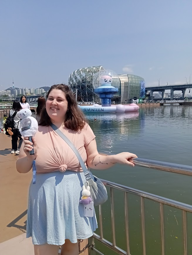 sullialice's tweet photo. anyways i had such a fun time at the burstday stage celebrating seventeen's 10th anniversary (i started out at one of the livestream screens but got frustrated that the sound was quiet and delayed so i RAN to the bridge to hear the show from run to you/rock with you onwards) https://t.co/6RQ6DXBNPi