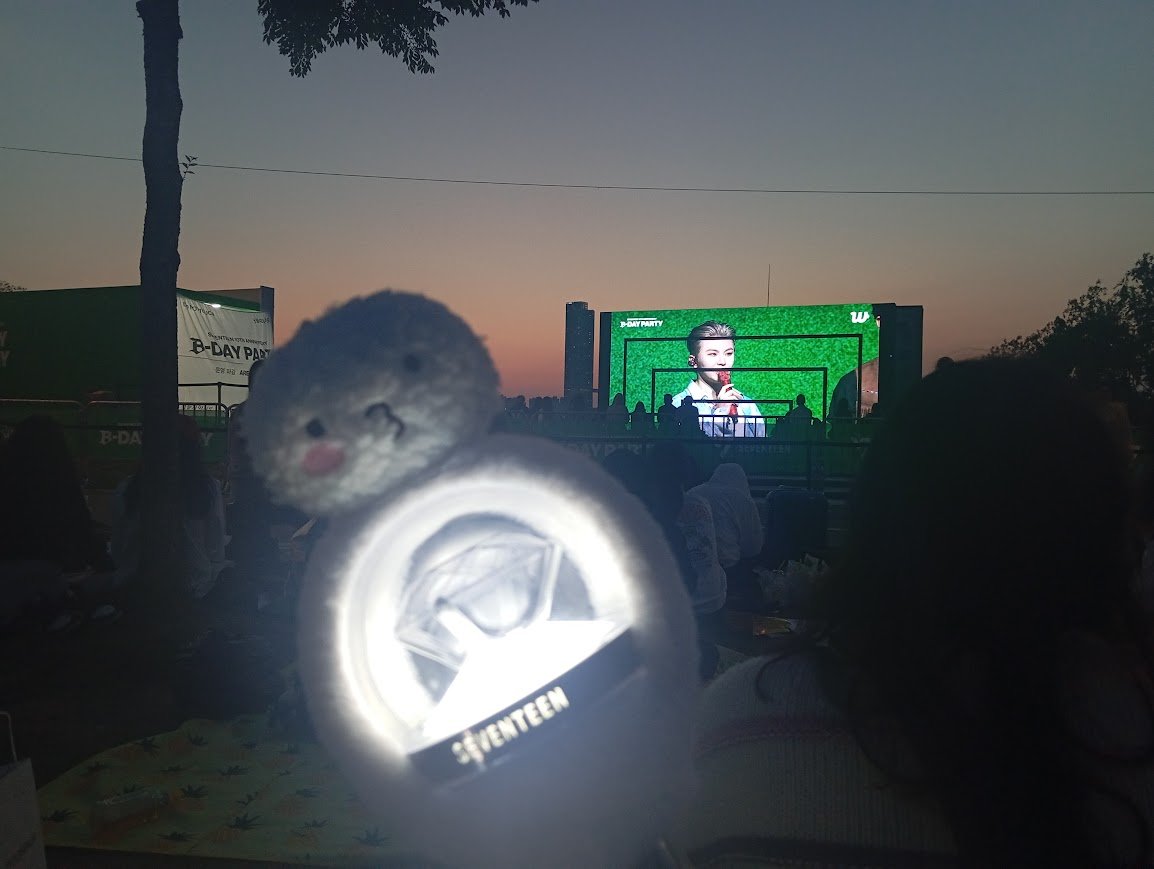 sullialice's tweet photo. anyways i had such a fun time at the burstday stage celebrating seventeen's 10th anniversary (i started out at one of the livestream screens but got frustrated that the sound was quiet and delayed so i RAN to the bridge to hear the show from run to you/rock with you onwards) https://t.co/6RQ6DXBNPi