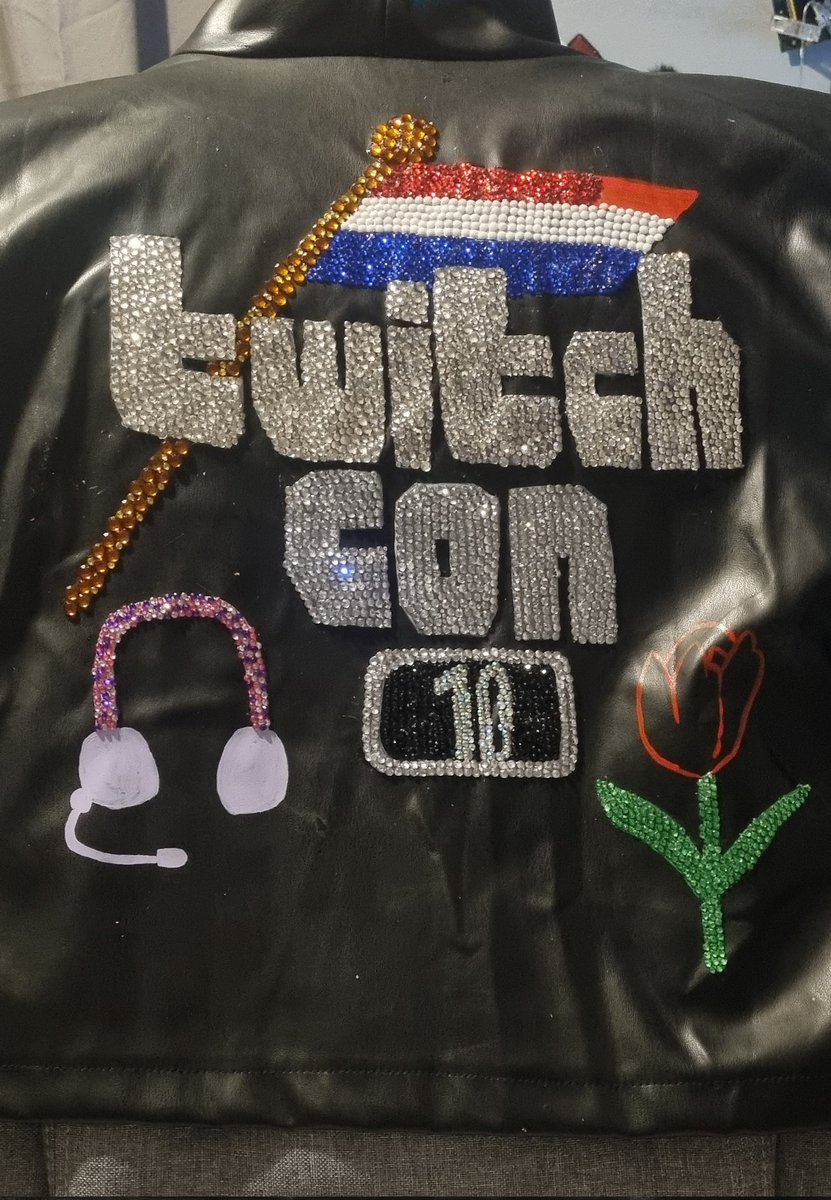 Jacket bling can't stop looking at it, just that teeny patch left today n done!!!!
#twitchstreamer #TwitchconEU #10YEARS #customjacket