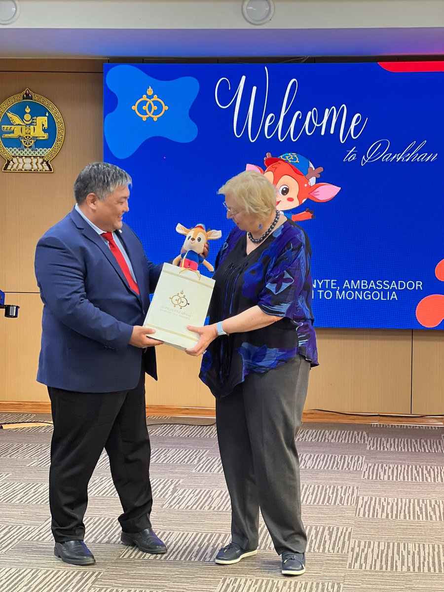 My meeting with Nada the deer - symbolic animal of Darkhan city.

Дархан хотын бэлгэдэл буга - Нада (Найрамдал Дархан)-тай танилцсан нь.