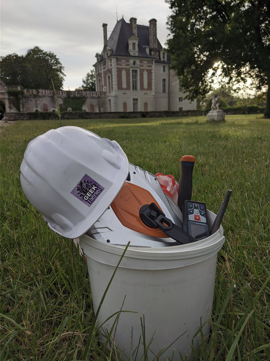 Le montage commence ! Restez à l'écoute pour les deux semaines qui viennent pour découvrir le  programme qui vous attend, et suivre la progression du montage du festival  ;)