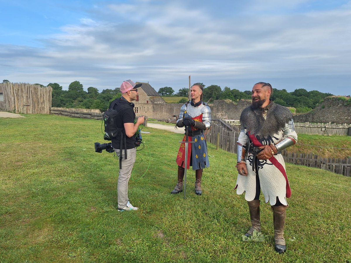 🎥 Ce matin, les équipes de <a href="/telematin/">Telematin</a> étaient à Tiffauges pour découvrir en direct le château du XIIe siècle, propriété du <a href="/DepVendee/">Département Vendée</a>.

➡️ Découvrez l'immersion à l'époque médiévale de la journaliste <a href="/EmmaGuessel/">Emma Guessel</a> en replay (séquence à partir de 2:14:30) : go.vendee.fr/ZqKWQ