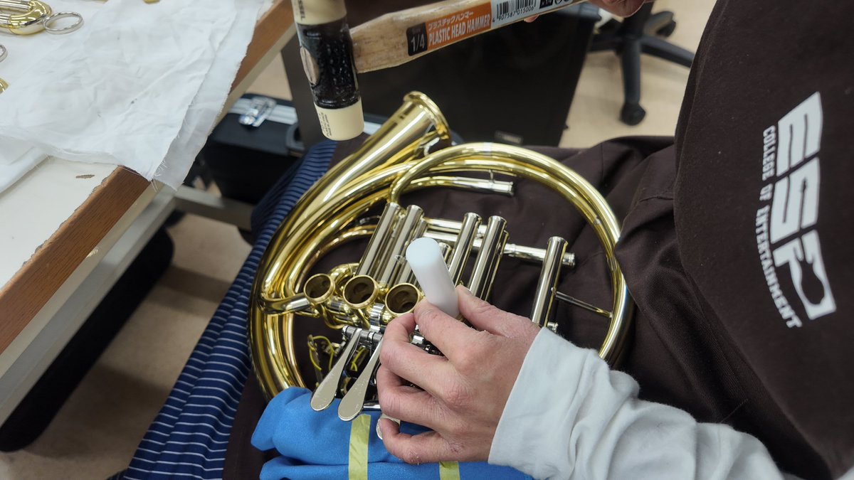 esp_windrepair's tweet photo. 2年生はホルンの実習です📯
ロータリー楽器は分解するのも一苦労🫨
#専門学校 #ESP学園 #管楽器リペア科 https://t.co/gNczHSHzbi