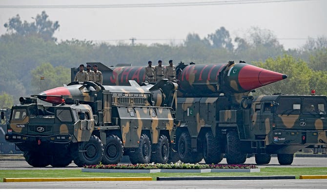 RadioactiveFrnd's tweet image. 3/10
🛡️ 𝐑𝐞𝐬𝐩𝐨𝐧𝐬𝐢𝐛𝐥𝐞 𝐏𝐚𝐤𝐢𝐬𝐭𝐚𝐧
Pakistan’s nuclear program is under a robust command and control system overseen by the National Command Authority, chaired by the PM, maintaining a doctrine of credible minimum deterrence.
#NuclearSecurity #StrategicStability