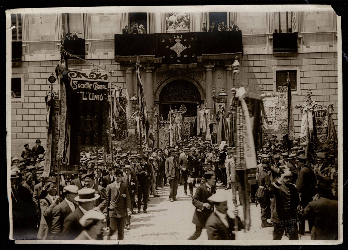 cedocpalau (@cedocpalau) on Twitter photo #Taldiacomavui de 1917, tingué lloc a Barcelona l’homenatge multitudinari dels Orfeons de Catalunya al mestre Millet i a l’ <a href="/Orfeo_Catala/">Orfeó Català</a> en motiu del seu 25è aniversari. Vingueren a Barcelona més de 5000 cantaires de 52 orfeons.
Aquí més info: tuit.cat/dF1Dn #Taldiacomavui de 1917, tingué lloc a Barcelona l’homenatge multitudinari dels Orfeons de Catalunya al mestre Millet i a l’ <a href="/Orfeo_Catala/">Orfeó Català</a> en motiu del seu 25è aniversari. Vingueren a Barcelona més de 5000 cantaires de 52 orfeons.
Aquí més info: tuit.cat/dF1Dn