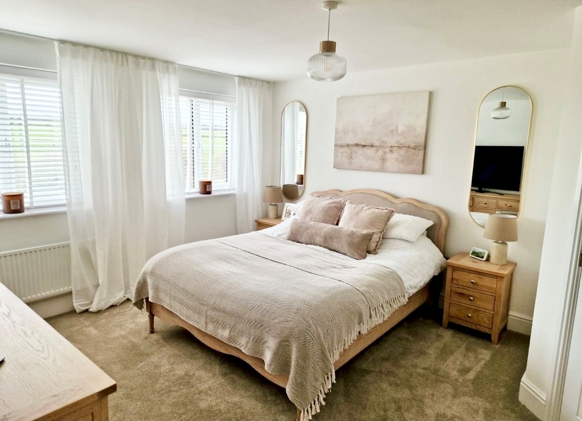 Turn your blank canvas into a room that feels like your perfect sanctuary. We love the calm aesthetic of ambassador ourlimehome_'s master bedroom 🛏️