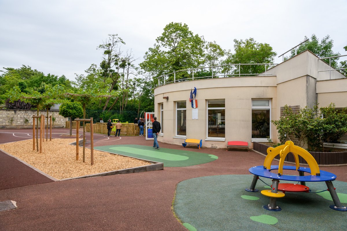 #Éducation 🏫 #Inauguration de la cour oasis de l’école maternelle La Chesnaie à #Beauchamp ! 🌿  Le Département a investi 40 000 € pour réaménager la cour de l’école La Chesnaie en un espace durable et éducatif, via le Fonds Val d’Oise Territoires : 
✅ Plus de surfaces