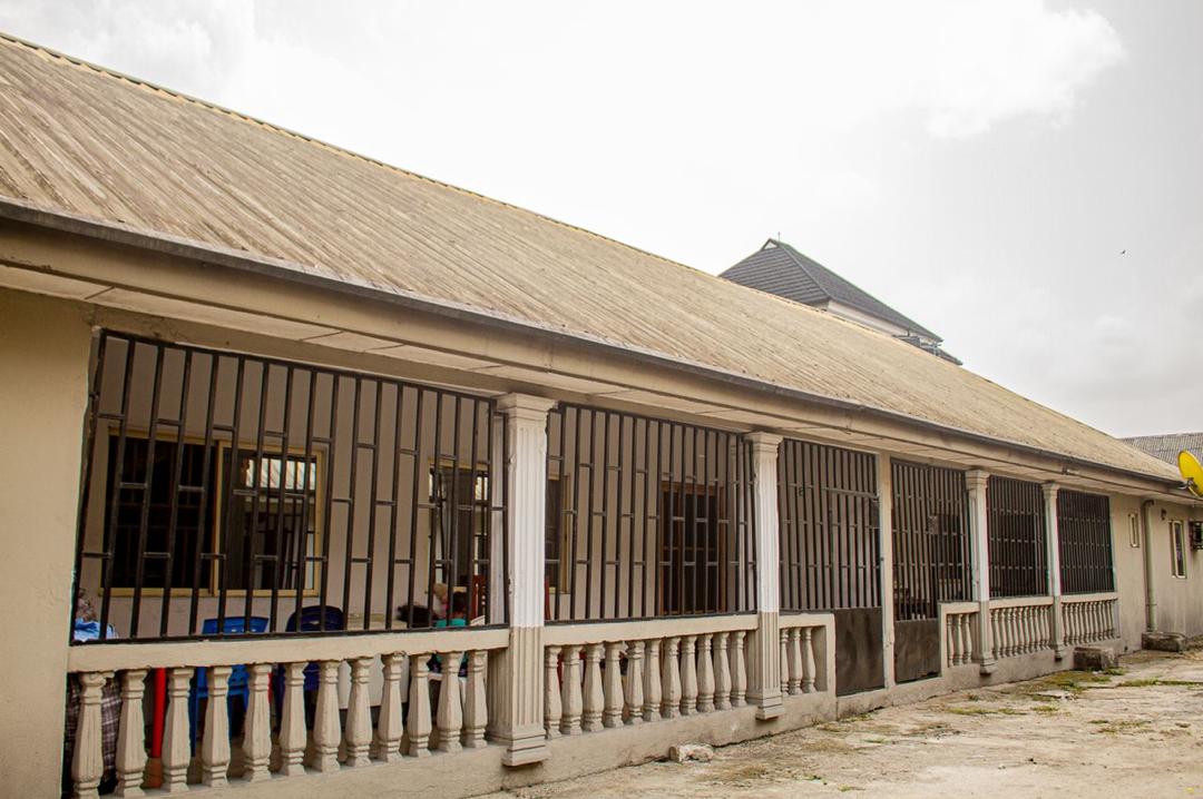 NGPropDeals's tweet photo. DISTRESS SALE

Peace Estate – Secure &amp; Spacious Residential Complex

Property Details:
10 modern flats:
6 Two-Bedroom Units
3 One-Bedroom Units
1 Self-Contained Apartment
Includes a gatehouse for enhanced security

Each unit features a store and guest toilet https://t.co/hGnQp8yyu9