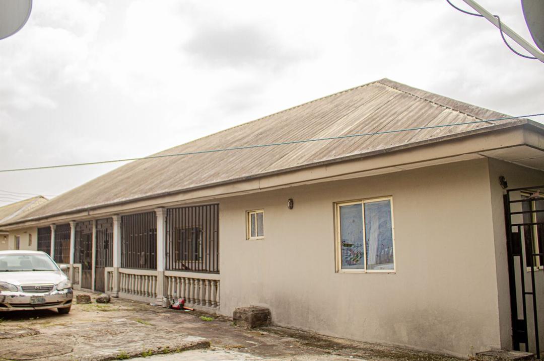 NGPropDeals's tweet photo. DISTRESS SALE

Peace Estate – Secure &amp; Spacious Residential Complex

Property Details:
10 modern flats:
6 Two-Bedroom Units
3 One-Bedroom Units
1 Self-Contained Apartment
Includes a gatehouse for enhanced security

Each unit features a store and guest toilet https://t.co/hGnQp8yyu9
