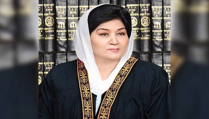 سپریم کورٹ نے صرف انتخابی نشان (بلے کی واپسی) کا فیصلہ کیا تھا پارٹی (تحریک انصاف) برقرار تھی، جسٹس مسرت ہلالی

نوٹ: بلے کا نشان چھیننے کا فیصلہ فائز عیسیٰ کی سربراہی میں سنایا گیا تھا، جسٹس مسرت ہلالی بینچ کی رکن تھیں