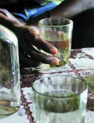 ABAK_KE's tweet photo. Artisanal brews alone account for 35 million litres consumed annually in Kenya. Some are traditional, but many are now spiked with industrial ethanol or other additives to boost potency without any safety standards, dosage control or ingredient checks. https://t.co/tqNwQcAUsB
