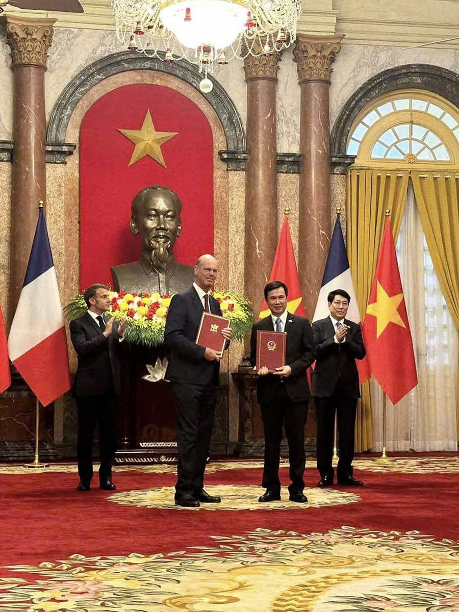 Eric Lombard (@eric_r_lombard) on Twitter photo 9 000 000 000 ⏠de contrats signés avec le Vietnam lors du voyage du Président de la République, <a href="/EmmanuelMacron/">Emmanuel Macron</a>.
20 Airbus A330-900, 1 porte-conteneurs CMA CGM, une coopération renforcée dans le nucléaire civil, des vaccins développés par Sanofi ;
Sous lâimpulsion du 9 000 000 000 ⏠de contrats signĂ©s avec le Vietnam lors du voyage du PrĂ©sident de la RĂ©publique, <a href="/EmmanuelMacron/">Emmanuel Macron</a>.
20 Airbus A330-900, 1 porte-conteneurs CMA CGM, une coopération renforcée dans le nucléaire civil, des vaccins développés par Sanofi ;
Sous lâimpulsion du