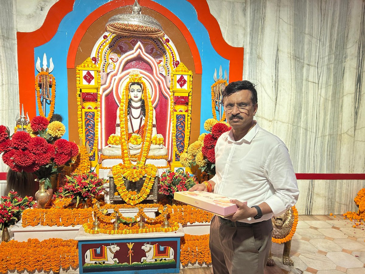 DrMangleshBJP's tweet image. आज गोरखपुर नगर निगम में 2 वर्ष पूर्ण होने के अवसर पर श्री @GorakhnathMndr में गुरु श्री गोरक्षनाथ जी का दर्शन-पूजन कर आशीर्वाद प्राप्त किया।
उसके उपरांत गोरक्षपीठाधीश्वर व यशस्वी मुख्यमंत्री, परम् पूज्य @myogiadityanath जी महाराज से भेंट कर उनका आशीर्वाद प्राप्त किया। 🙏