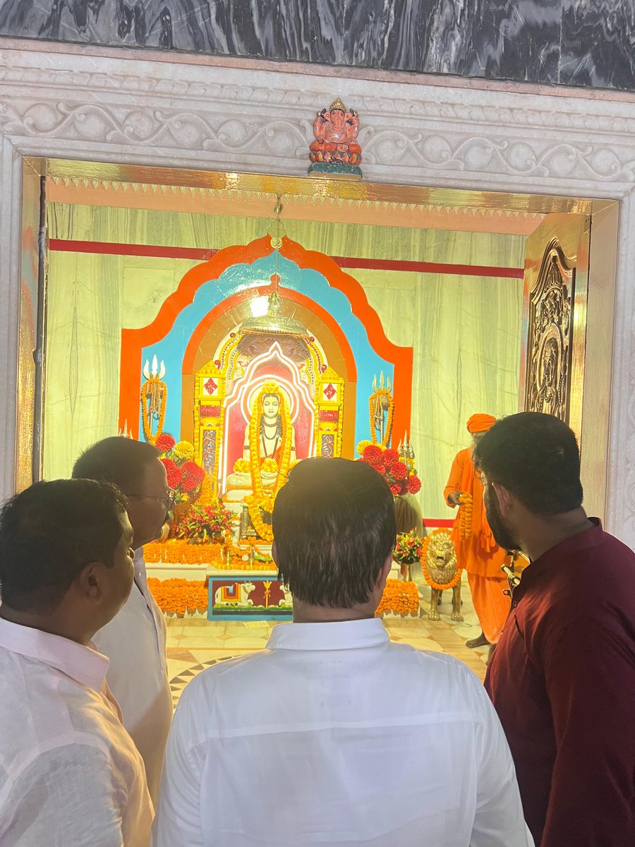 DrMangleshBJP's tweet image. आज गोरखपुर नगर निगम में 2 वर्ष पूर्ण होने के अवसर पर श्री @GorakhnathMndr में गुरु श्री गोरक्षनाथ जी का दर्शन-पूजन कर आशीर्वाद प्राप्त किया।
उसके उपरांत गोरक्षपीठाधीश्वर व यशस्वी मुख्यमंत्री, परम् पूज्य @myogiadityanath जी महाराज से भेंट कर उनका आशीर्वाद प्राप्त किया। 🙏